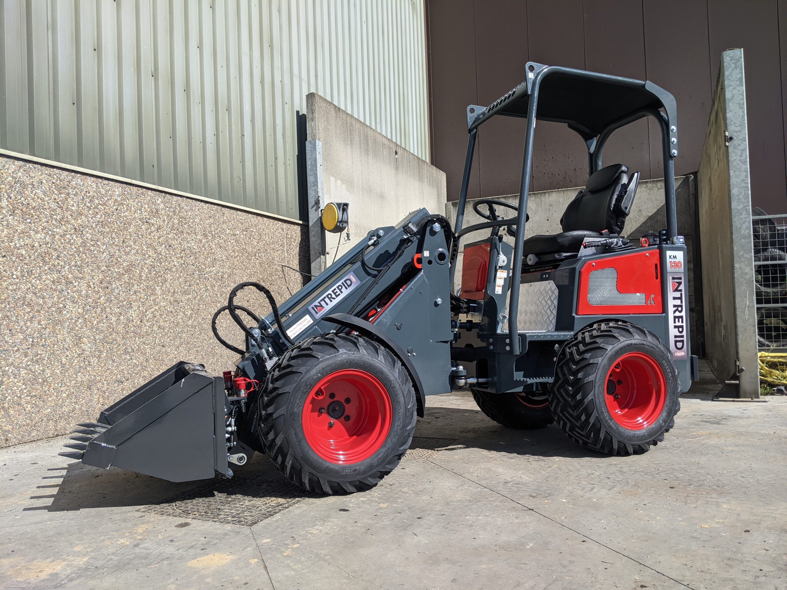 Intrepid KM130 Tele compact loader with dirt bucket